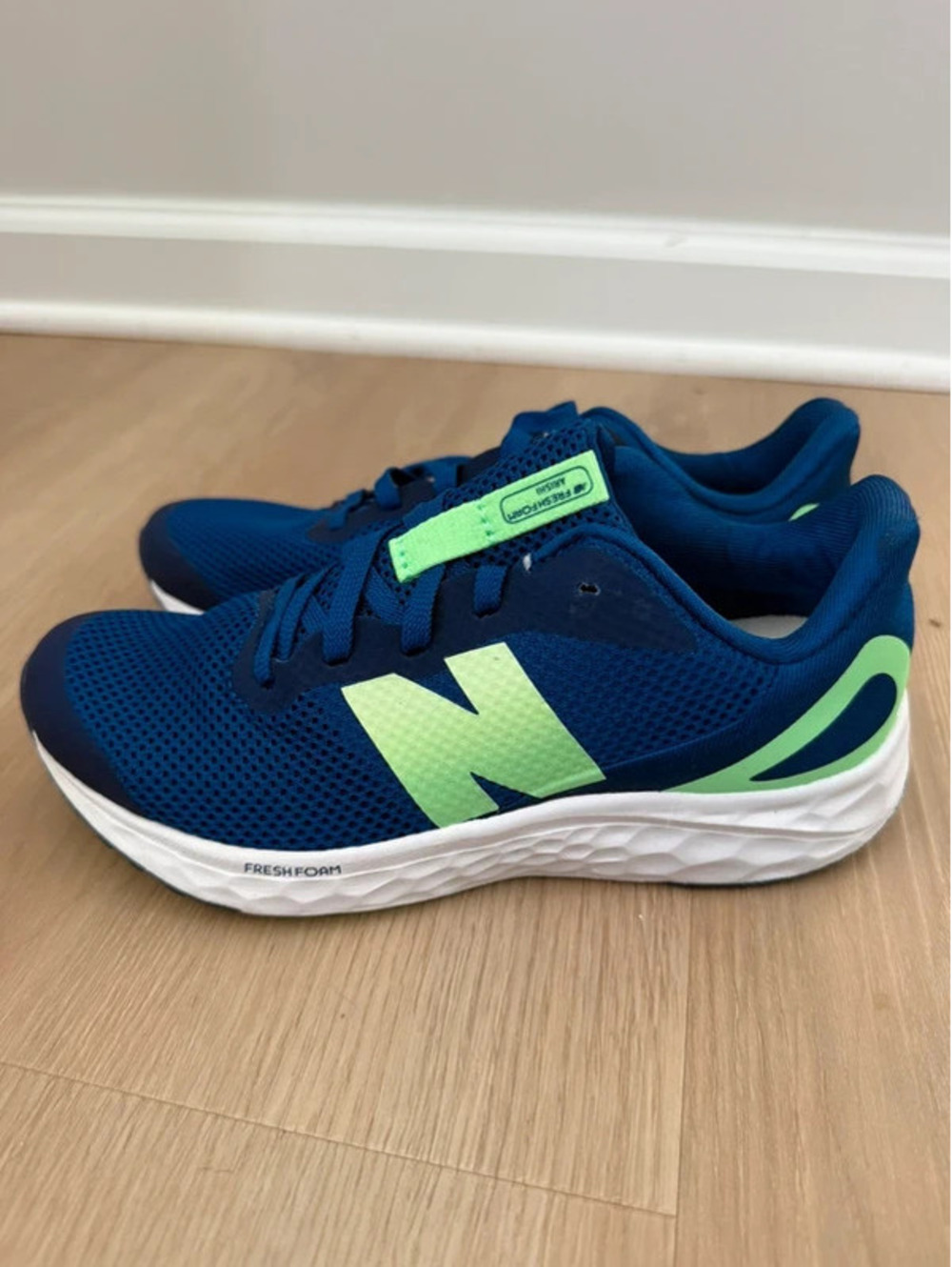 New balance sneakers boys size 4 new